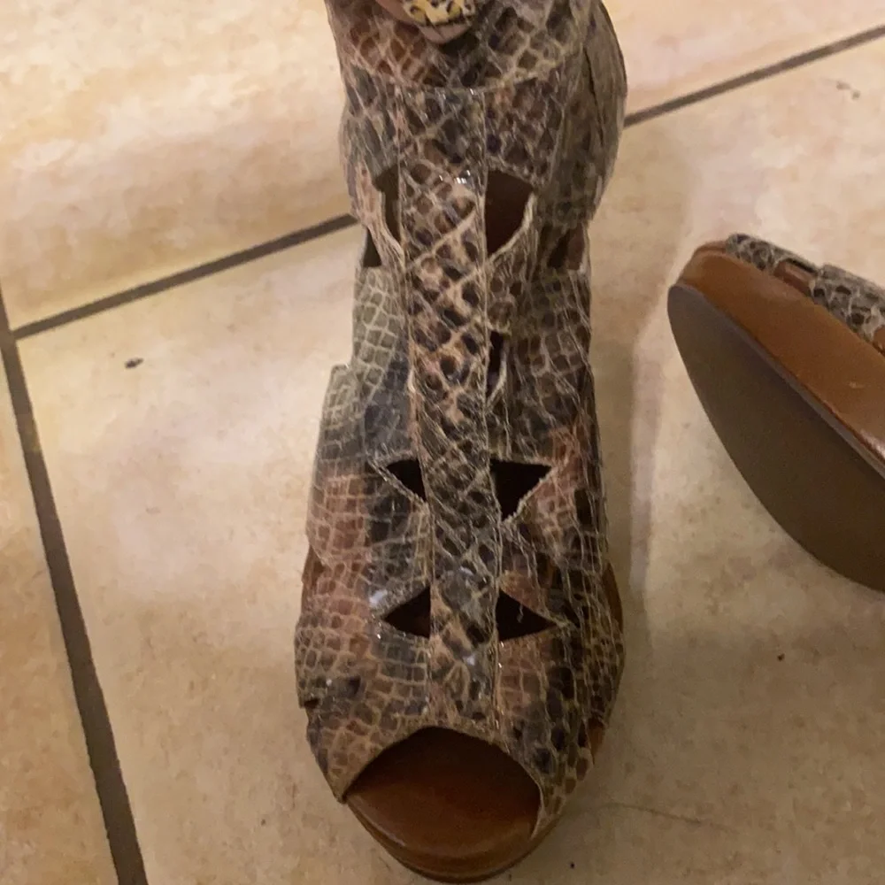 Crown Vintage platform snakeskin print heels